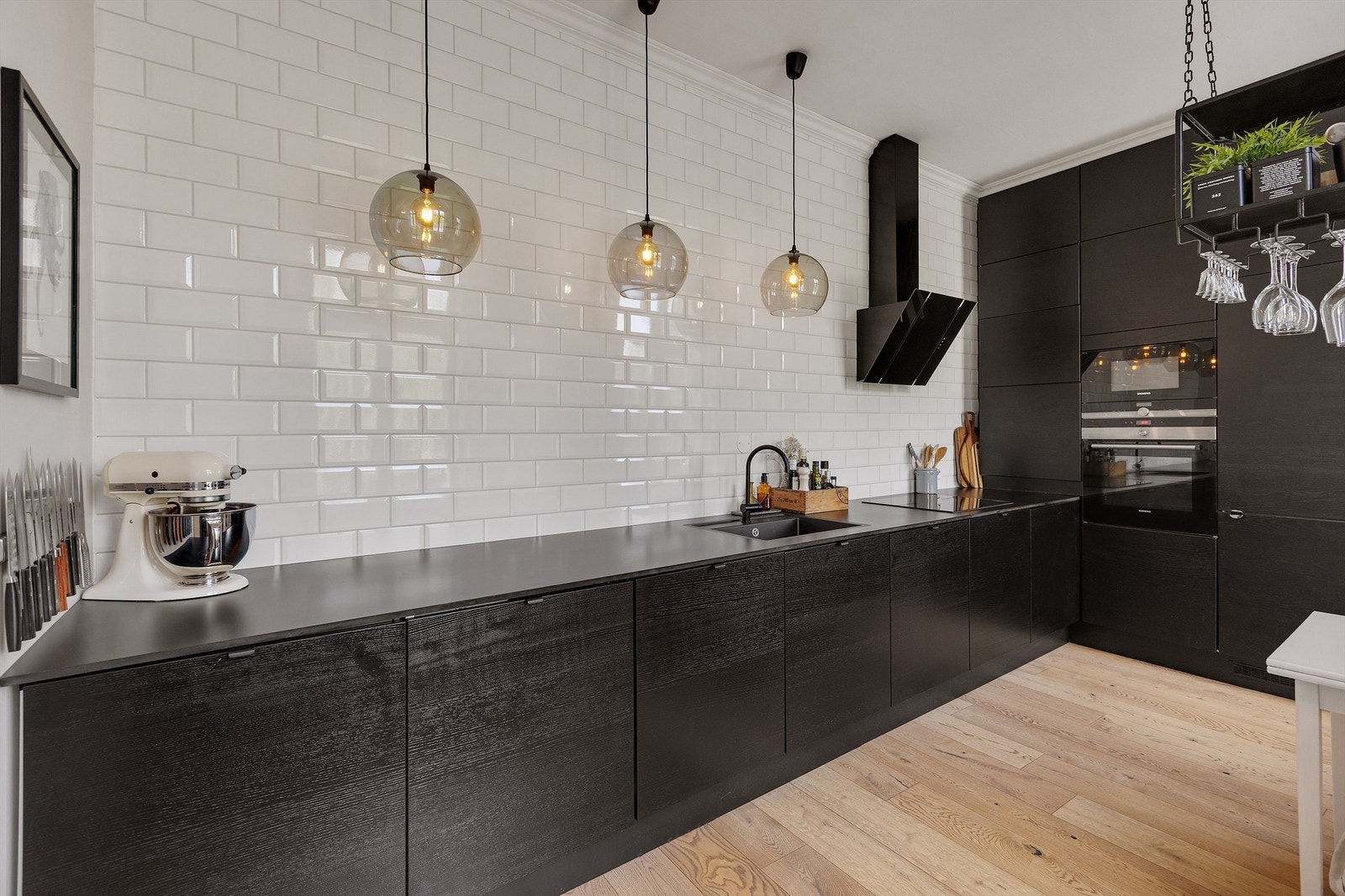 Kjøkkenet er innredet med nedfelt oppvaskkum med ett-greps armatur, automatisk vannstoppventil og integrerte hvitevarer som kjøleskap med fryserdel, oppvaskmaskin, komfyr og nedfelt induksjonstopp. Galleribilde