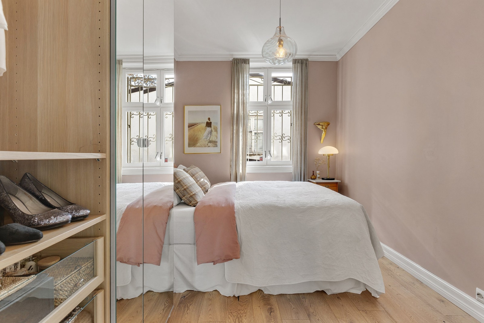 Stort garderobeskap for oppbevaring av klær. Galleribilde