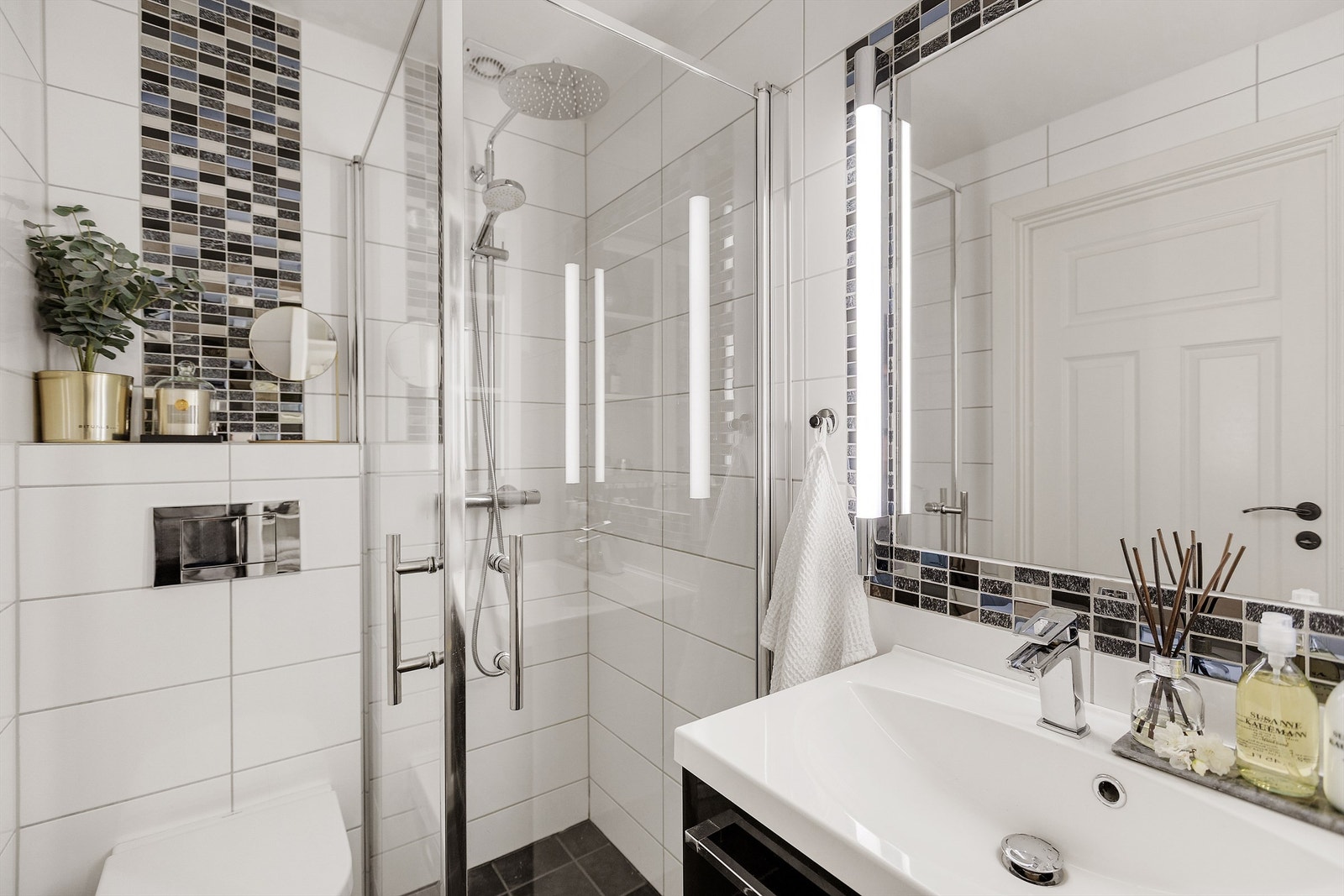 Dusjhjørne med innfellbare glassdører, dusjarmatur med hånddusj og regndusj. Galleribilde