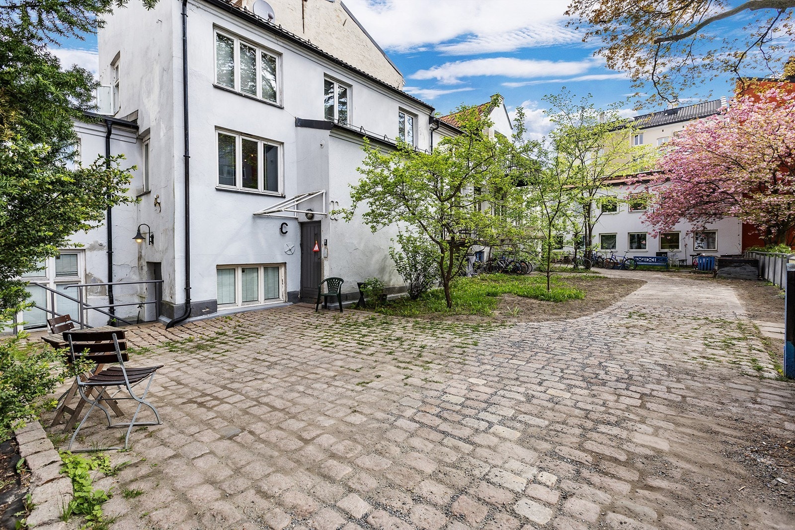 Hyggelig bakgård. Galleribilde