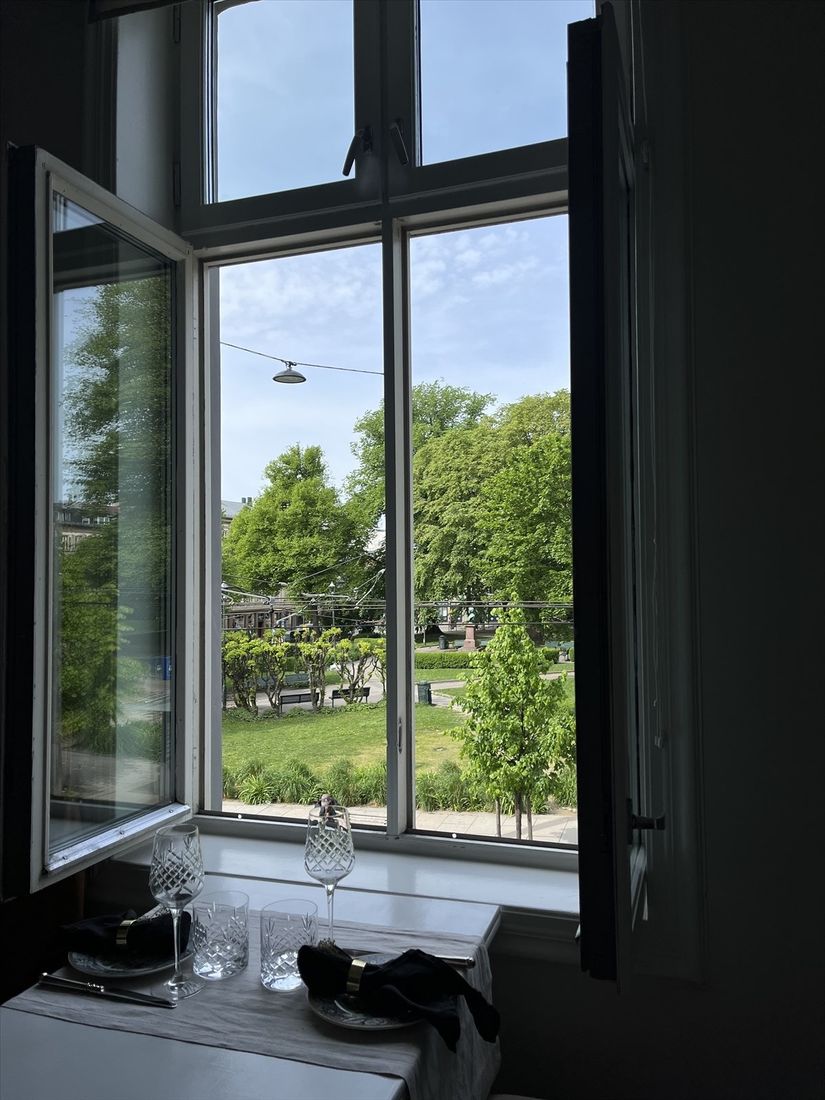 Fantastisk utsikt til tretoppene i parken like utenfor! Galleribilde