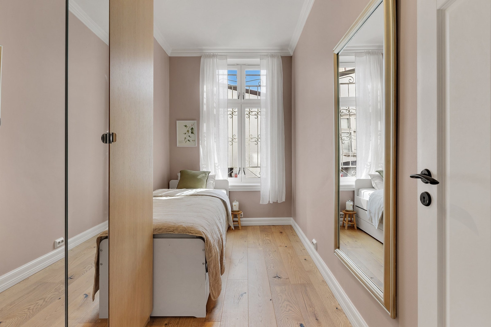 Boligens andre soverom passer perfekt som barnerom, gjesterom eller hjemmekontor. Galleribilde