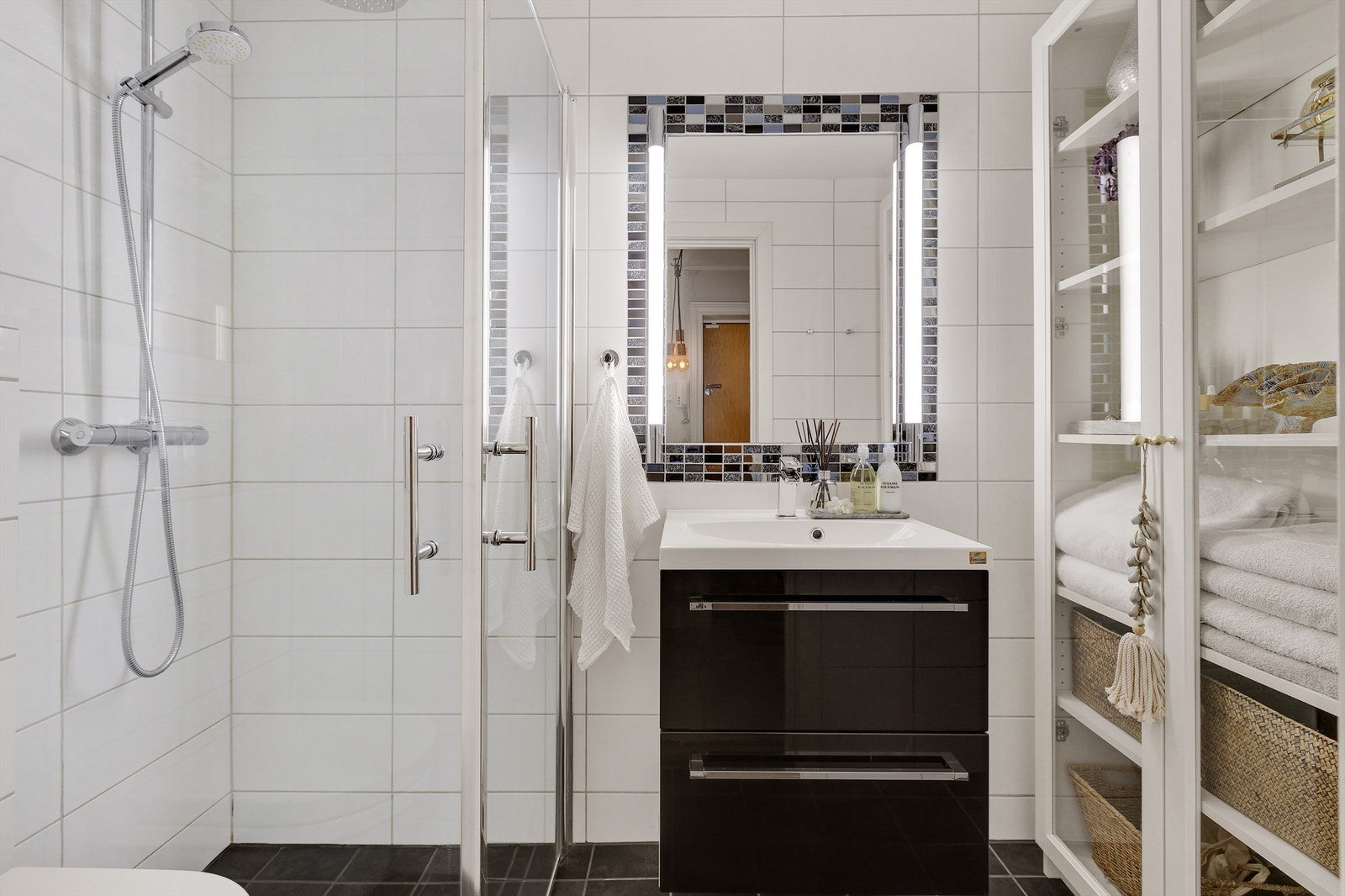 Pent flislagt baderom fra 2003 med gulvvarme. Galleribilde