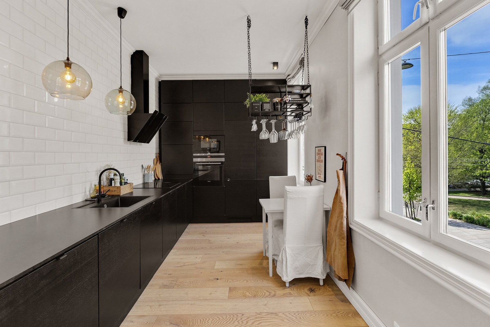 Stort og separat Epoq kjøkken fra 2015 i mørke farger. Galleribilde