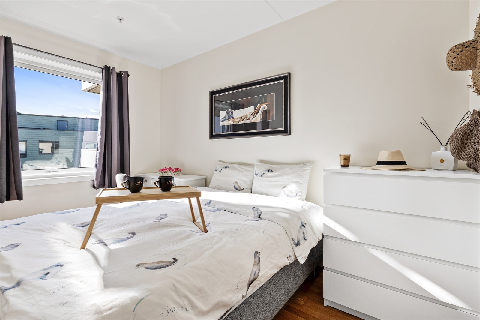 Rommet er malt i tidløse og stilrene nyanser, som passer perfekt inne på soverommet. Galleribilde