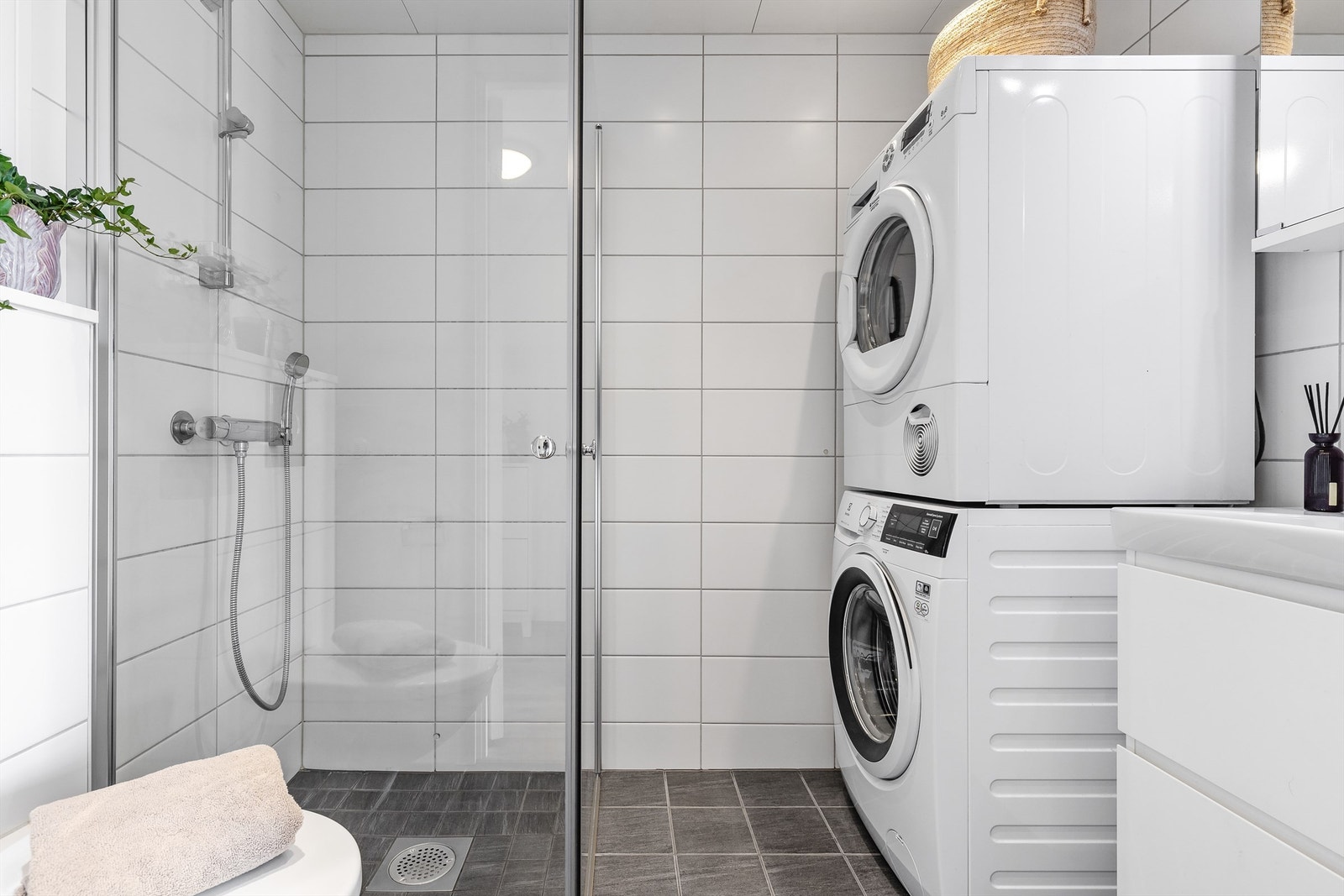 Badet i boligen er pent flislagt på gulv og vegger med vannbåren varme i gulvet. Galleribilde