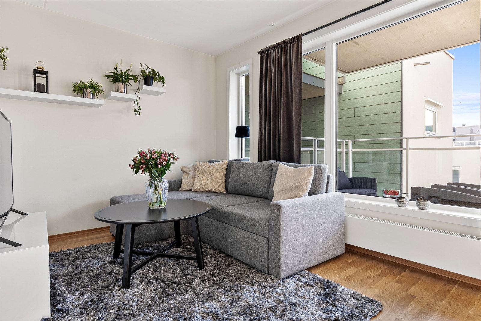 Det er rikelig med lysinnslipp fra de store vindusflatene, som skaper en luftig og åpen romfølelse. Galleribilde