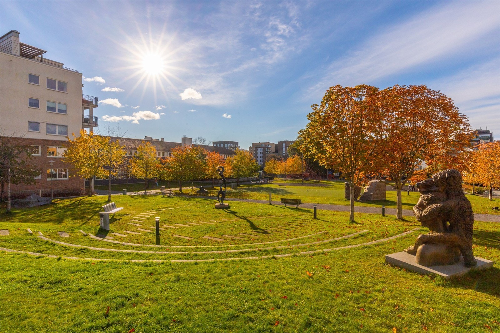 I Lørenparken og tilgrensende område er det utplassert 20 skulpturer som inngår i Peer Gynt-parken. Denne skulpturparken lar deg følge Henrik Ibsens drama Peer Gynt akt for akt. Galleribilde