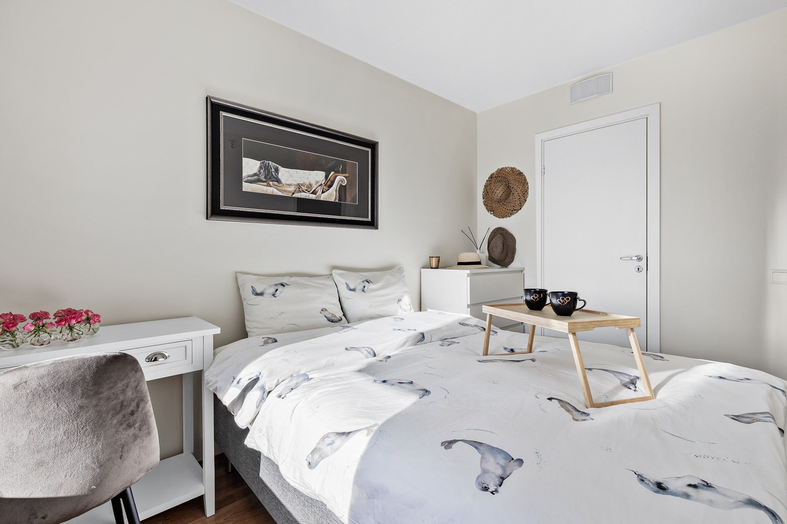 Soverommet i boligen er også av god størrelse med plass til dobbeltseng og tilhørende nattbord. Galleribilde