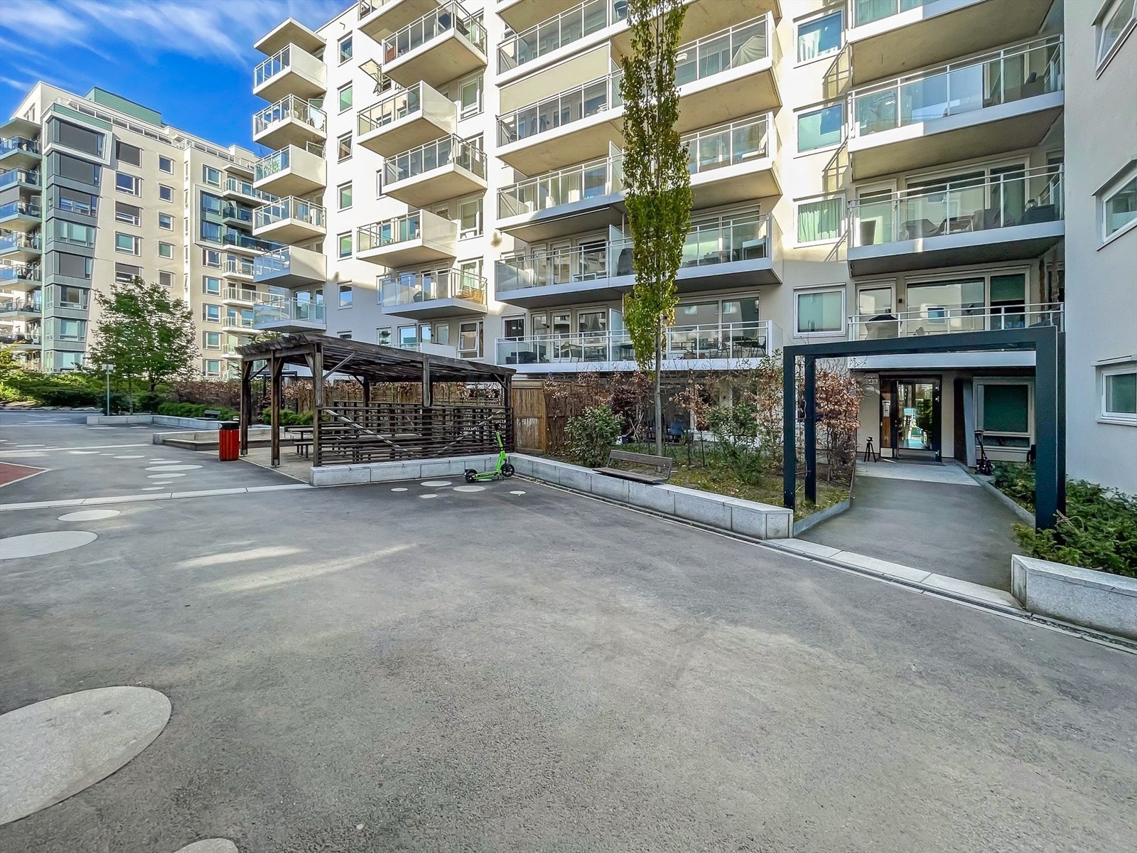 Bygget er fra 2018 og her er uteområdet pent opparbeidet. Galleribilde