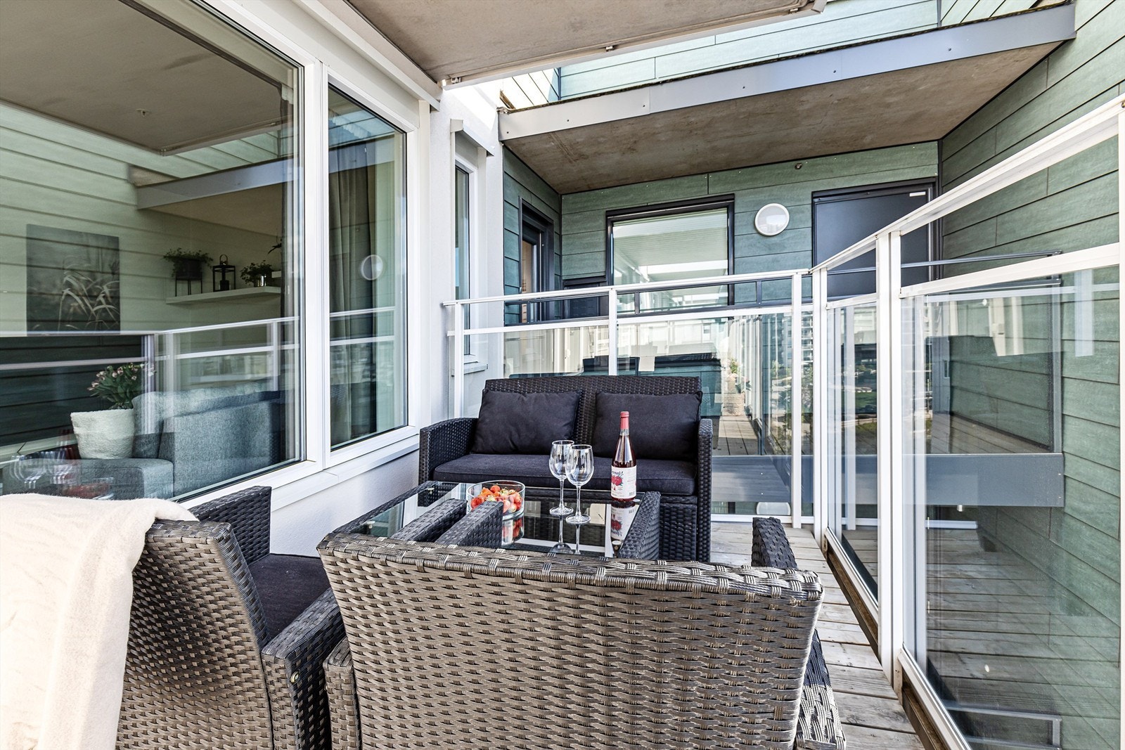 På balkongen kan man fint innrede og møblere med ønsket utemøblement. Her er det en perfekt plass å invitere venner og familie på sene sommerkvelder. Galleribilde