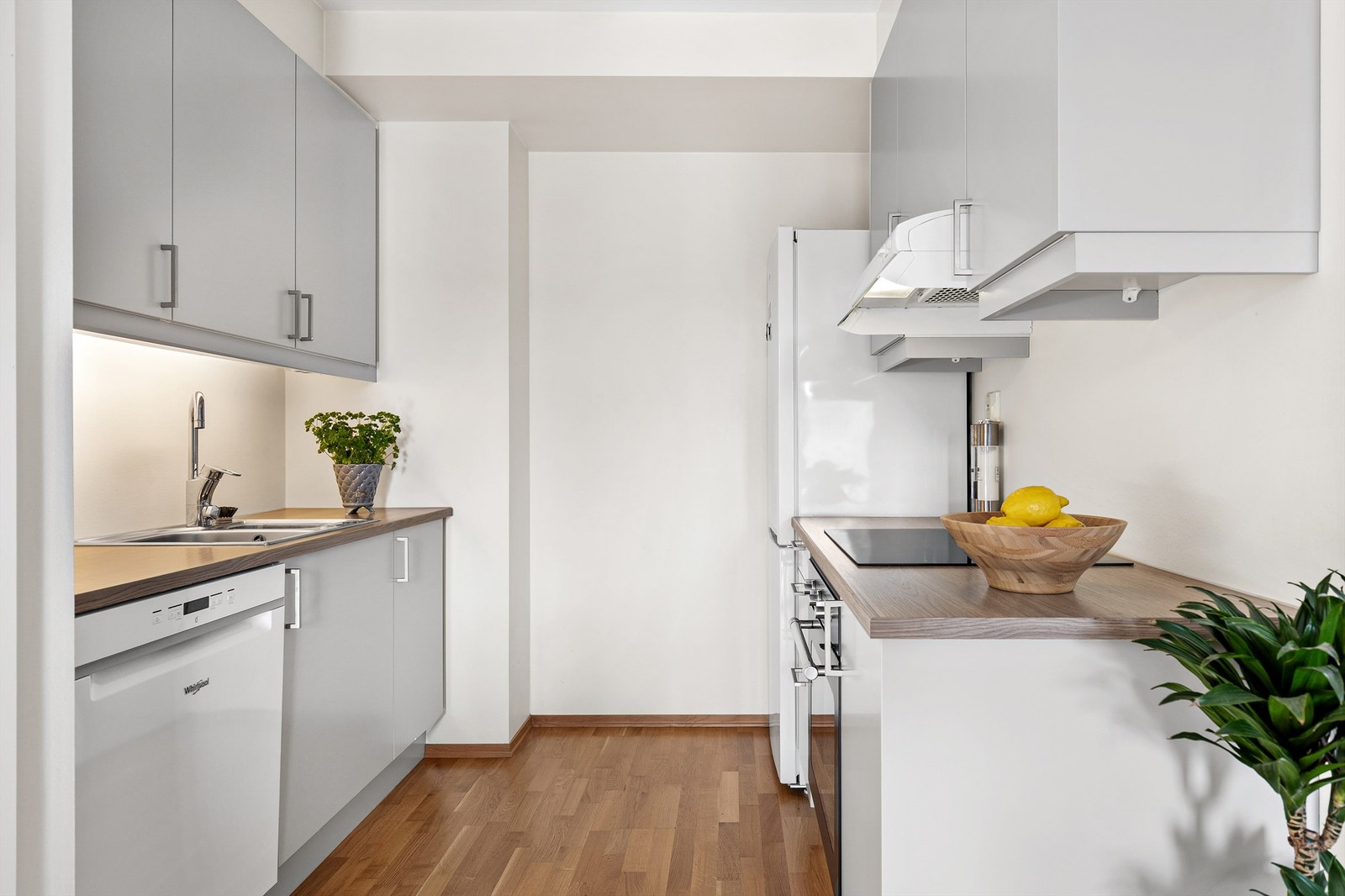 Boligens kjøkken er holdt i en åpen løsning mot stuen, men likevel i en adskilt og privat del av rommet. Galleribilde