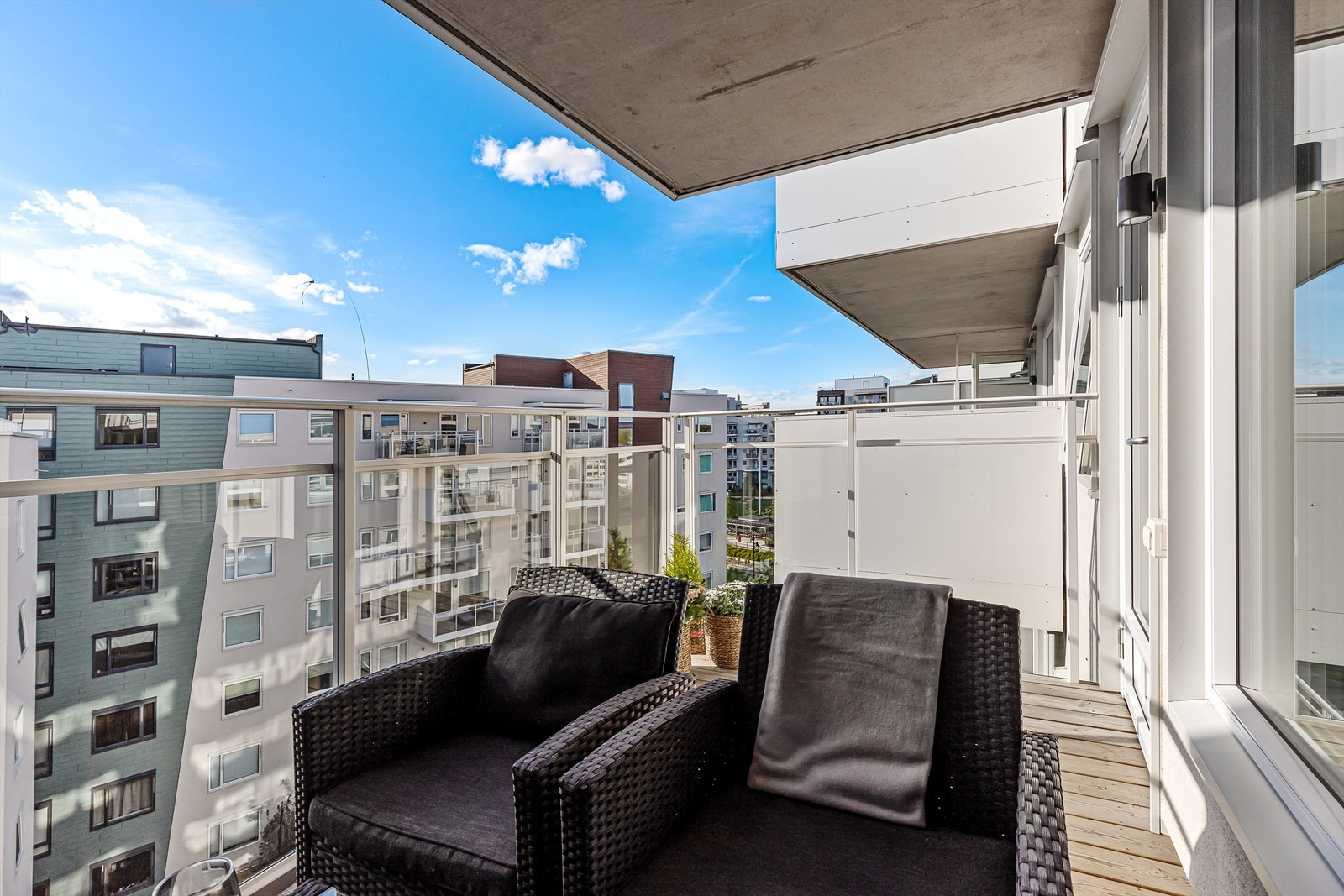 En lekker 2-roms med smart planløsning, attraktiv beliggenhet på Løren og en romslig balkong! Galleribilde