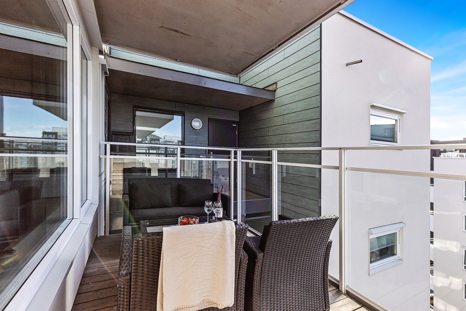 Balkongen er av god størrelse med hele 8 kvm til disposisjon. Her er det gode solforhold på ettermiddagen med vestvendt balkong. Galleribilde