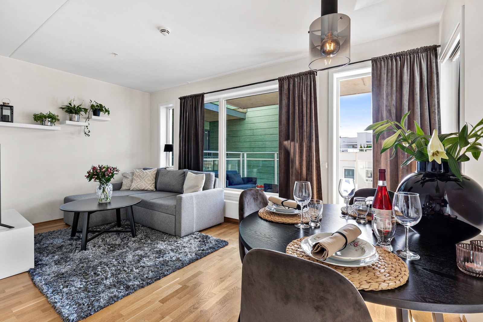 Stuen er av god størrelse med plass til sofa, salongbord og TV-seksjon. Her er det også utgang til boligens balkong. Galleribilde