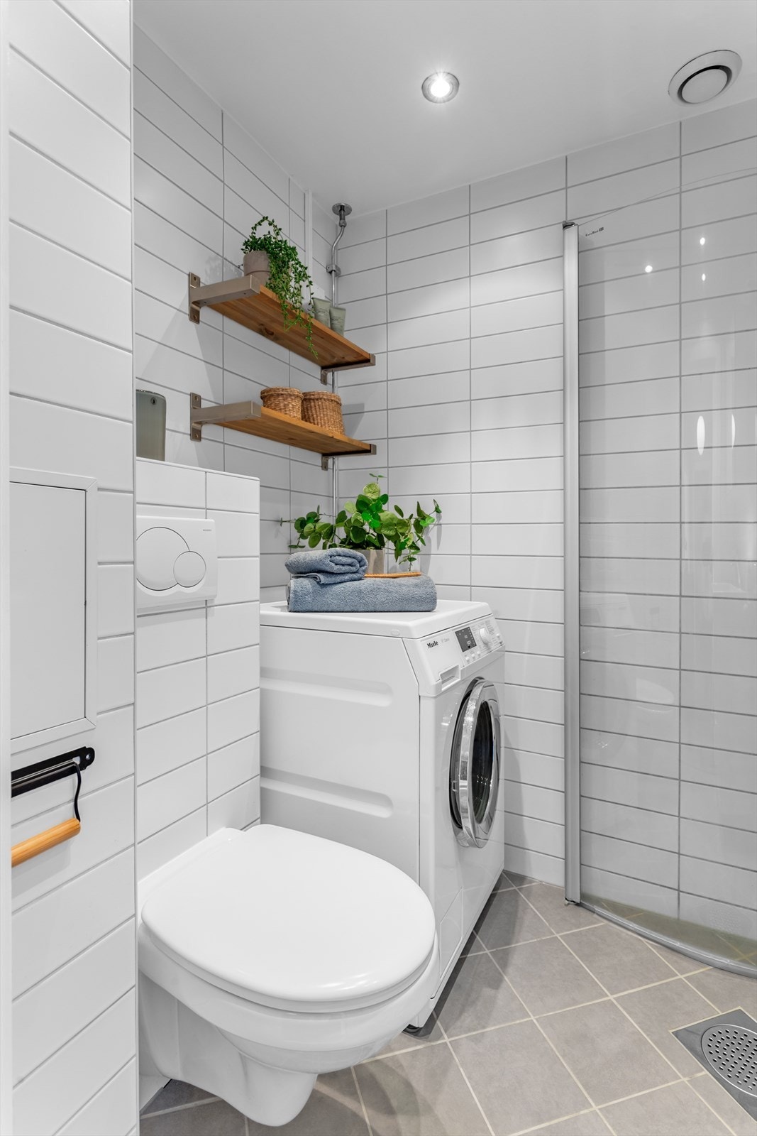 Det er plass og opplegg for vaskemaskin. Baderomsinnredningen består av ett praktisk speilskap, høyglansfronter og heldekkende servant. Det er plass og opplegg for vaskemaskin. Galleribilde