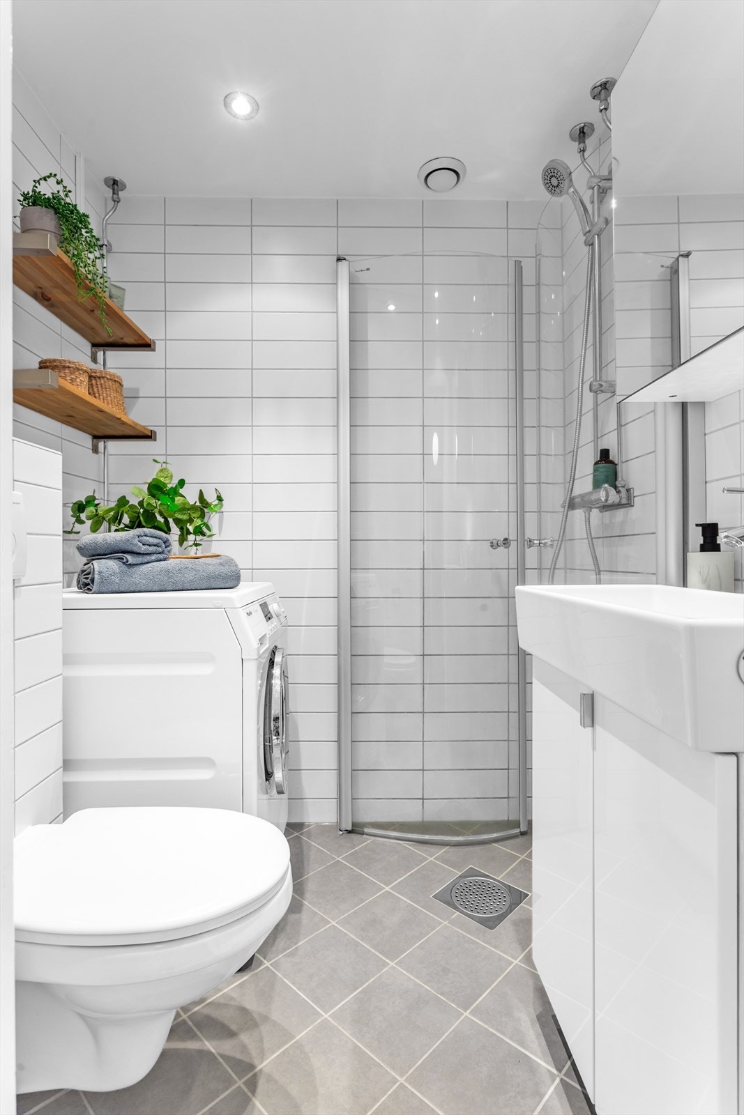 Delikat flislagt baderom med downlights i himling og varmekabler i gulv. Rommet ble oppgradert med nye varmekabler samt gulvfliser i 2023, arbeidet er gjort av fagfolk. Galleribilde