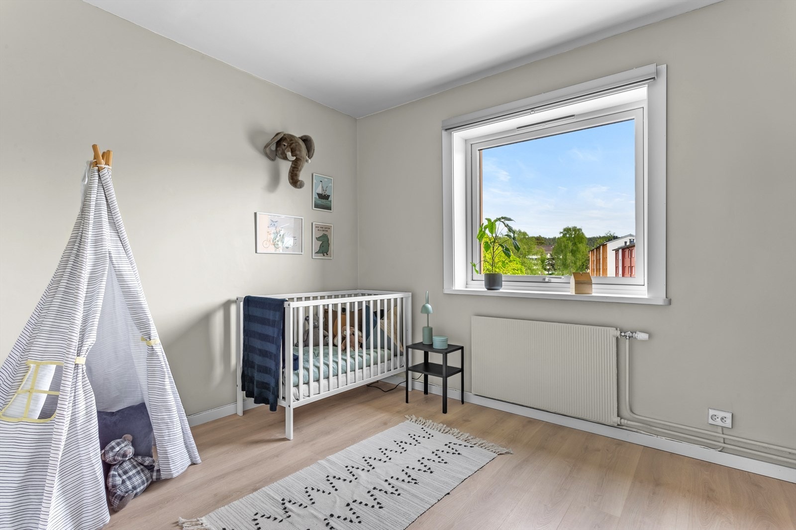 Det andre soverommet er også av god størrelse og har plass til seng med tilhørende møblement. Galleribilde