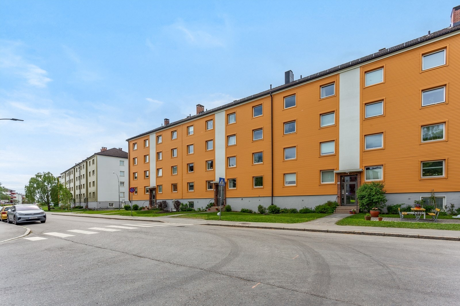 Meget sentral, samtidig skjermet beliggenhet med ca. 10 minutters gange til både T-bane, senter og markagrensa. Galleribilde