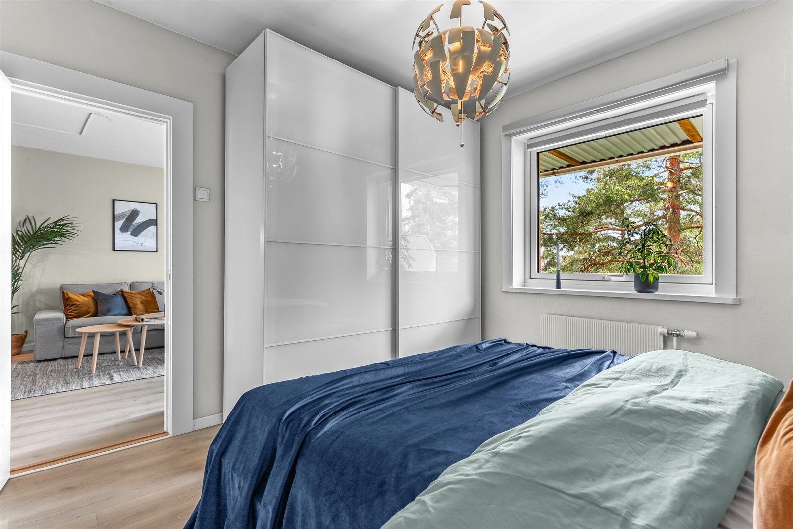 Hovedsoverommet har et stort vindu som slipper inn rikelig med lys, samt ett frittstående garderobeskap med skyvedørsfronter og plassbygget garderobeskap. Galleribilde