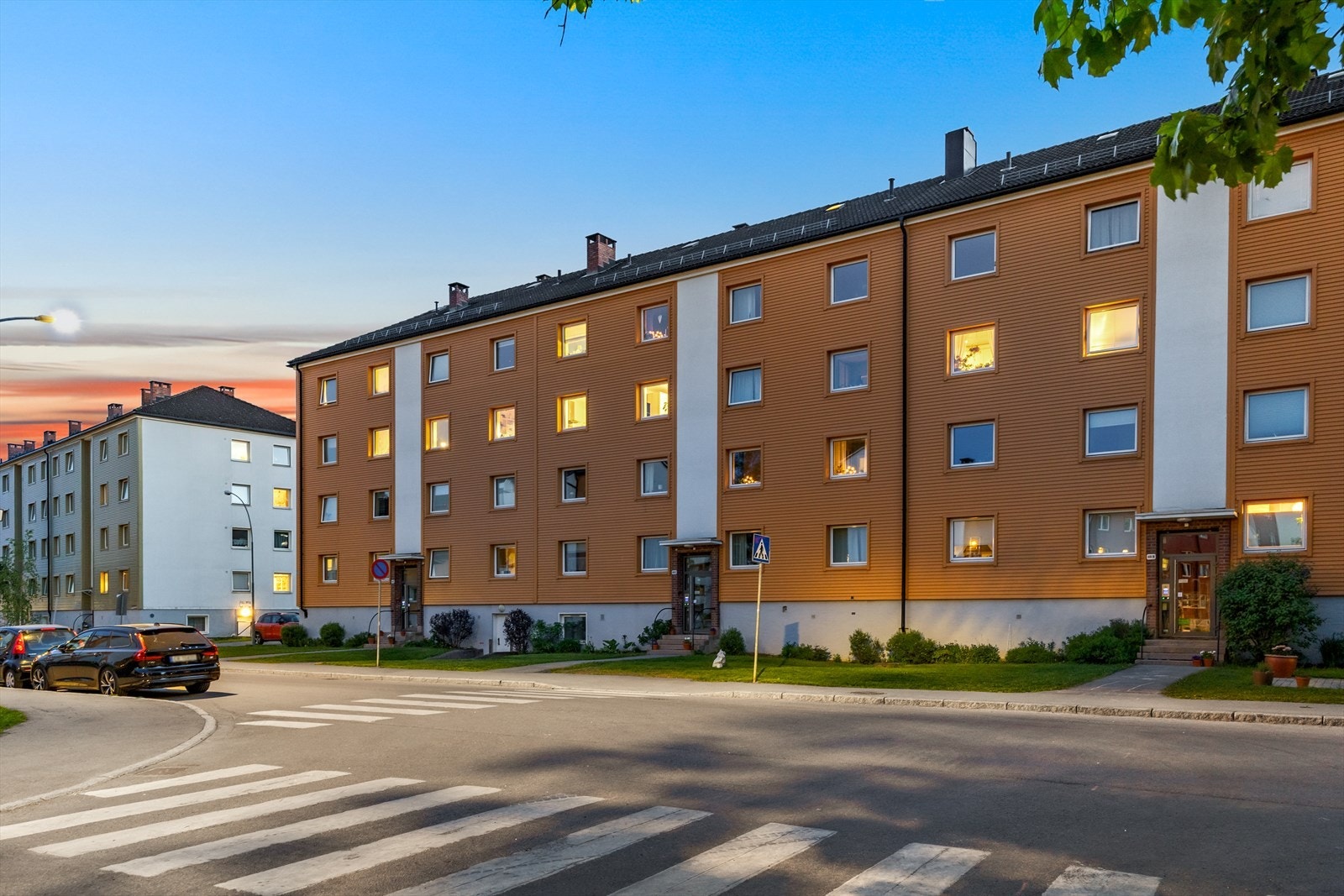 Kort avstand til alt du trenger! Butikker, kjøpesentre, skole, idrett, lekeplasser, barnehage og off. komm. er like ved. Galleribilde