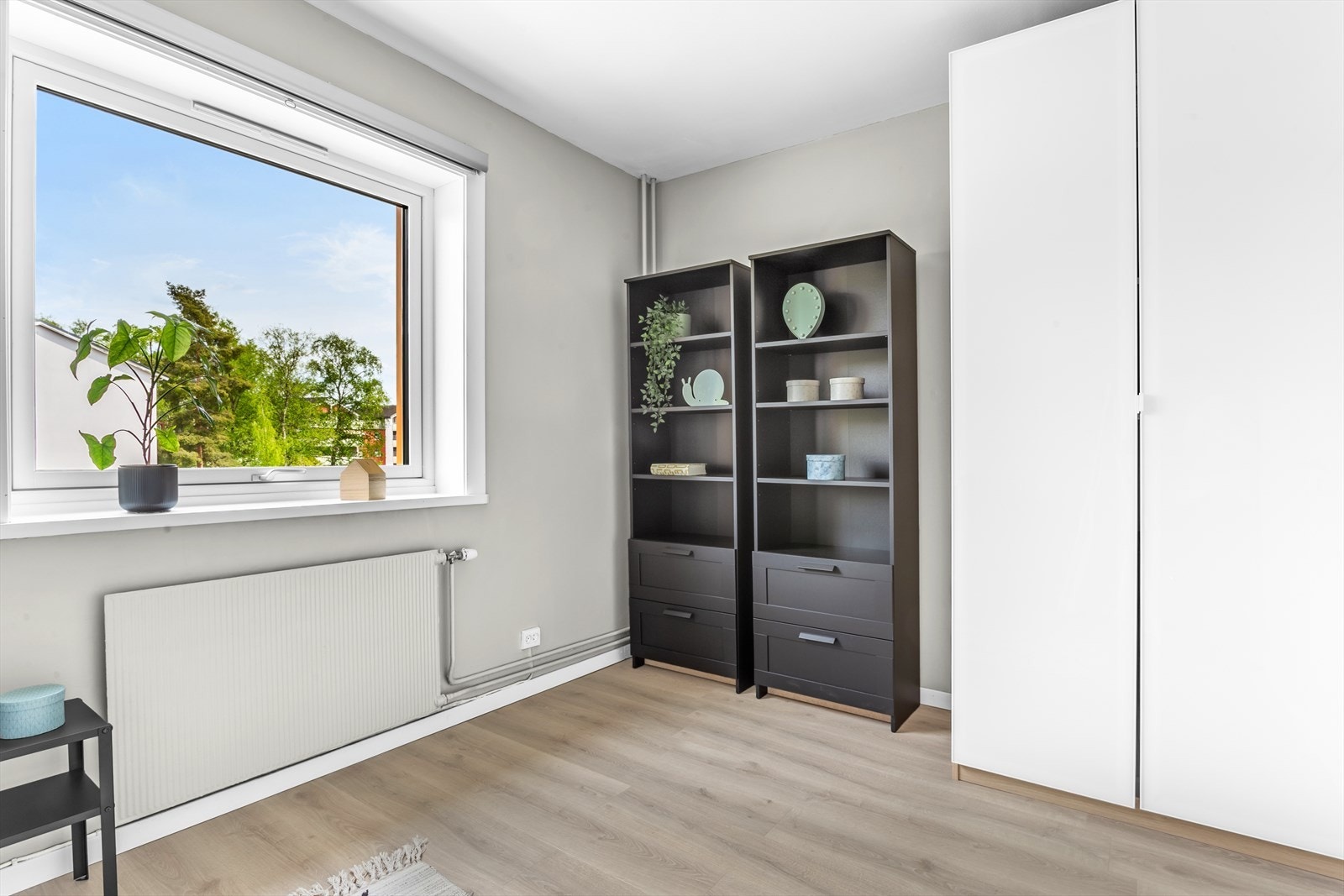 Soverom 2 er innredet med frittstående garderobeskap. Det ble lagt nytt gulv på begge soverom i 2021. Galleribilde