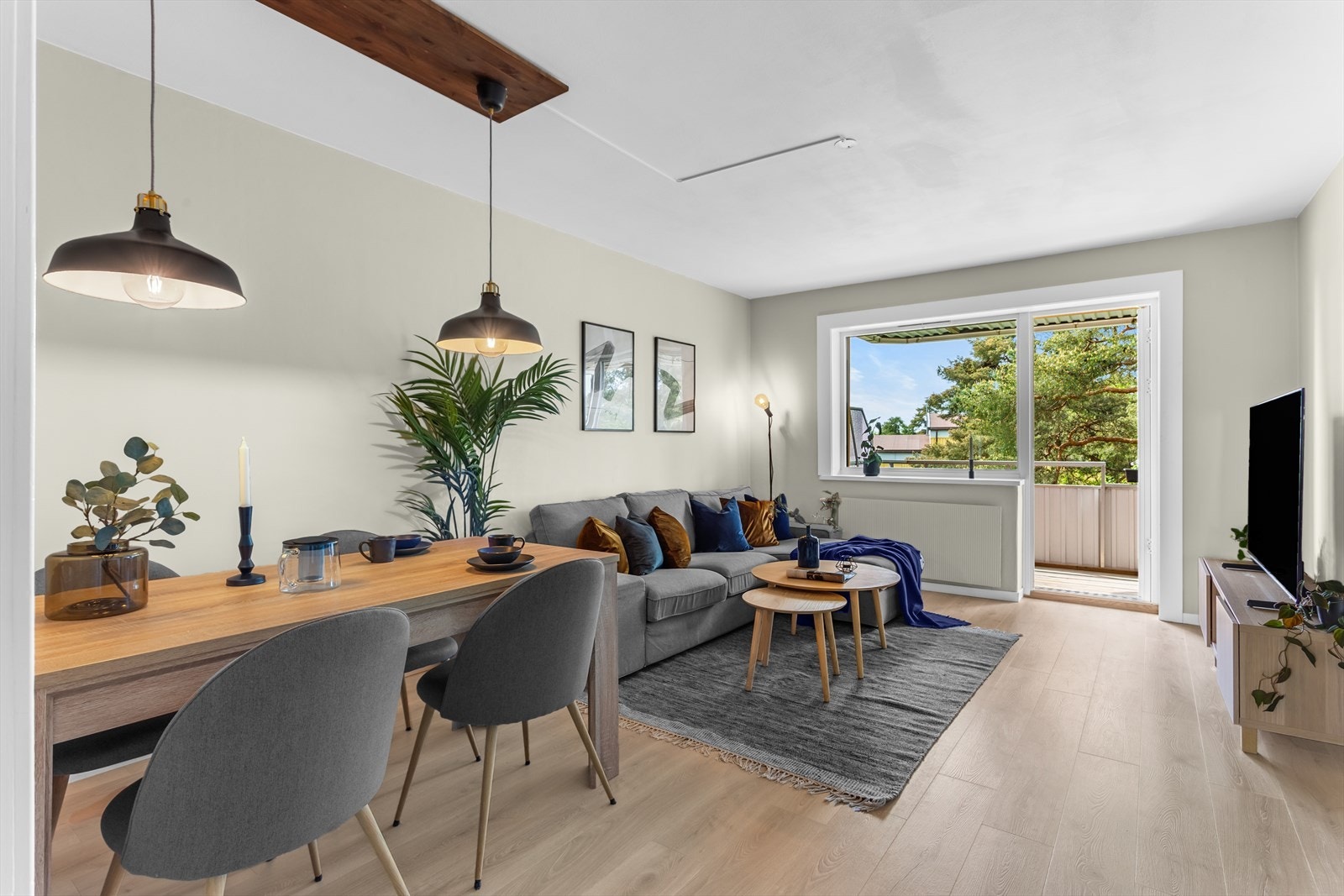 Store vindusarealer slipper inn godt med lys og skaper en luftig atmosfære i leiligheten. Galleribilde