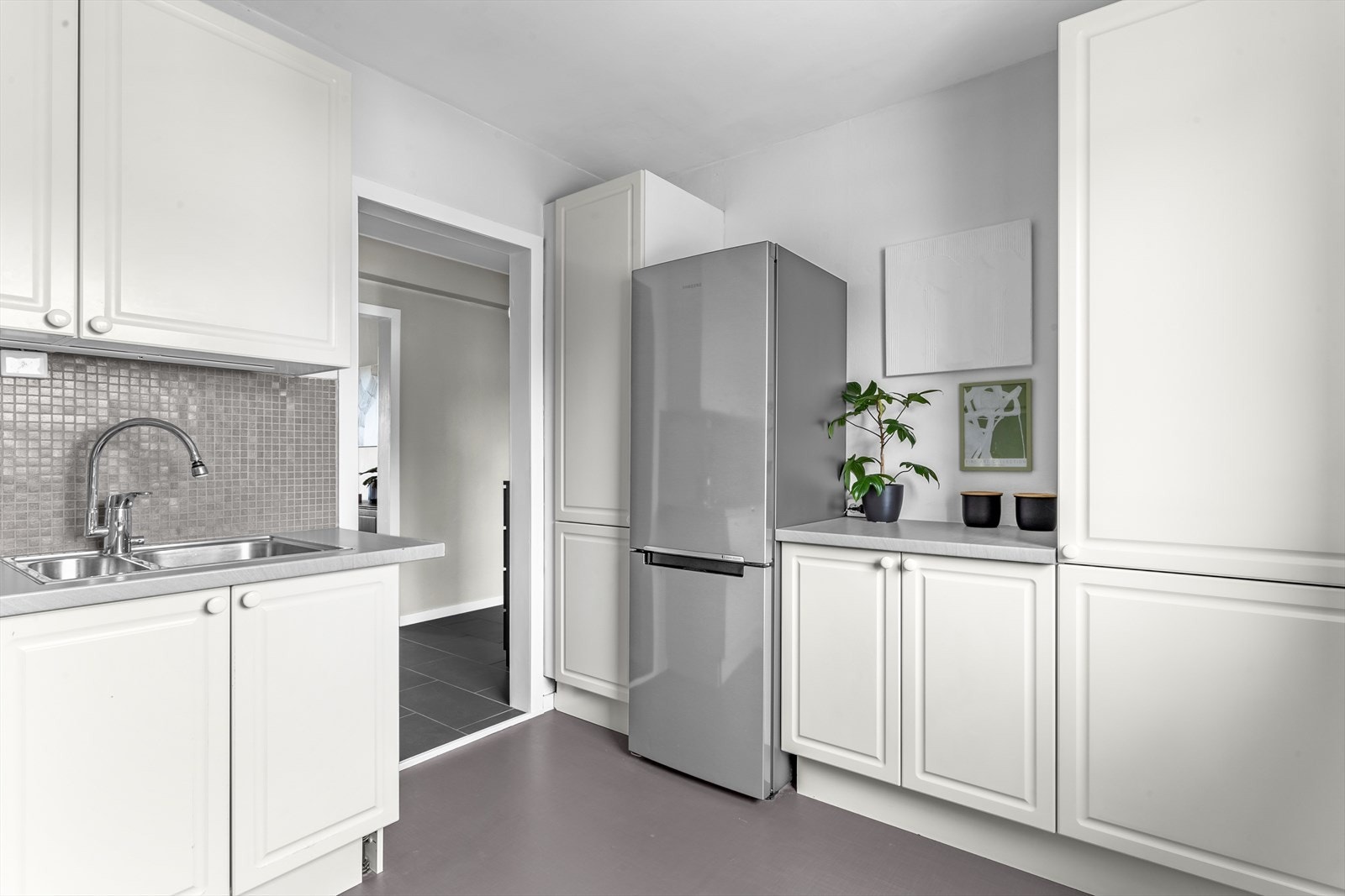 Hvitevarer som kjøl-/fryseskap, oppvaskmaskin og komfyr med keramisk platetopp medfølger leiligheten. Det er avtrekk med kullfiltervifte. Galleribilde