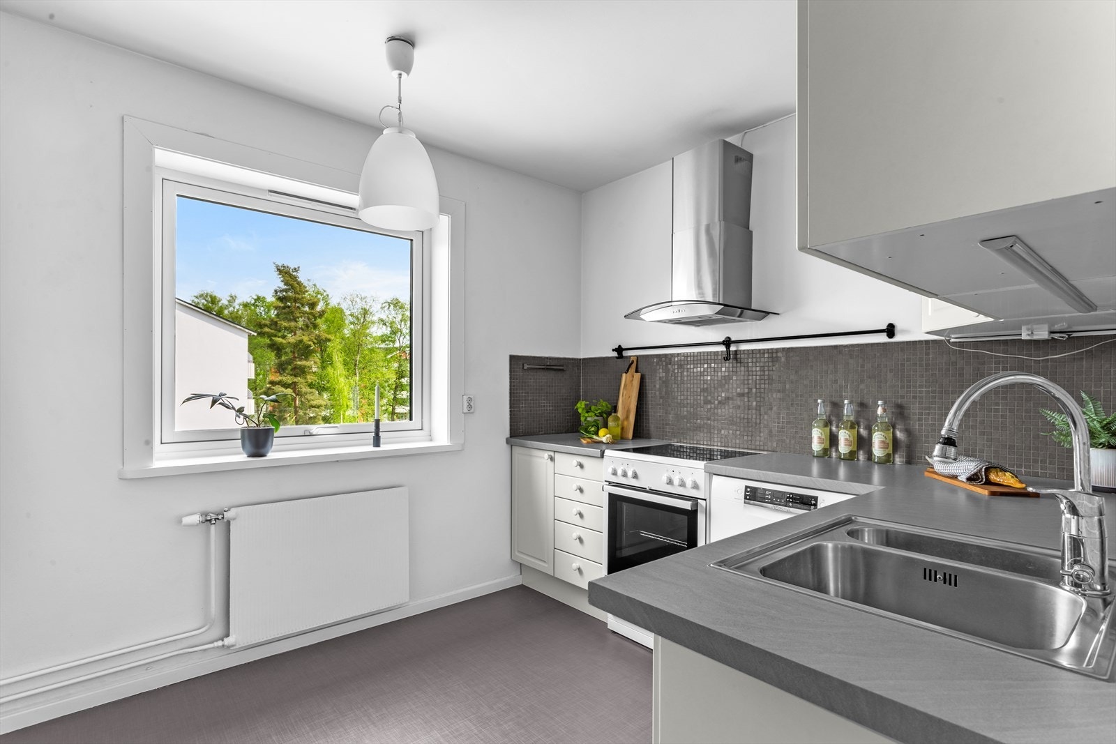 Kjøkkenet ligger adskilt fra stue med plass til frokostbord om ønskelig, her kommer morgensolen inn. Galleribilde