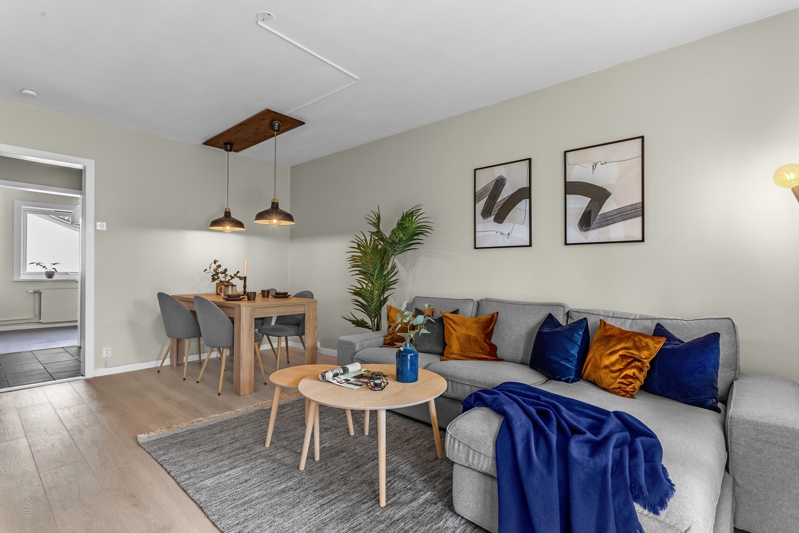 Rommet har slette, malte overflater i et delikat fargevalg og laminat på gulv. Galleribilde