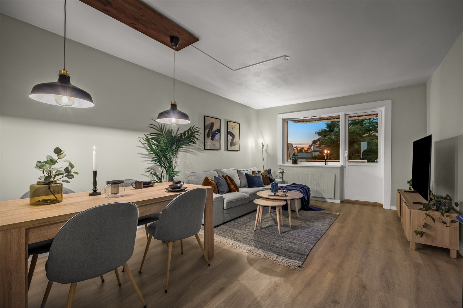 Romslig stue med gode møbleringsmuligheter for både spisestuebord og sofagruppe. Galleribilde