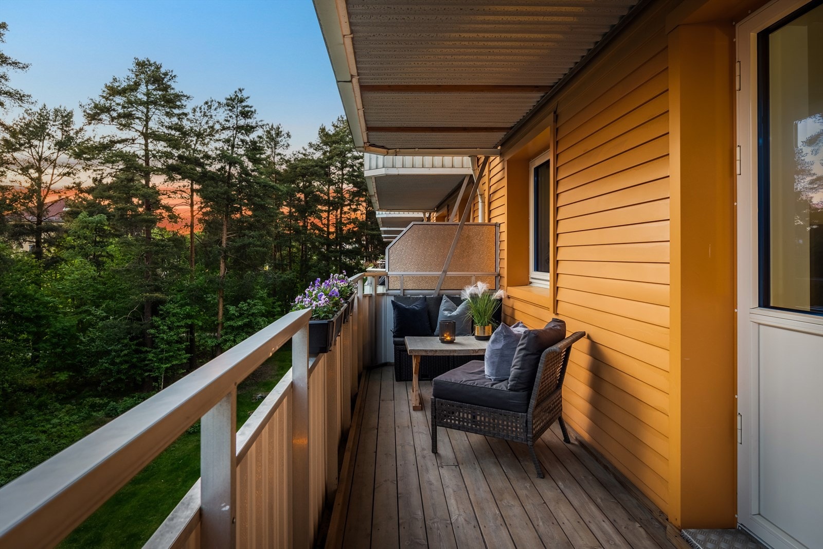 En tiltalende 3-roms leilighet, beliggende i 3. etasje med god intern beliggenhet i borettslaget, omkranset av fine grøntområder. Galleribilde