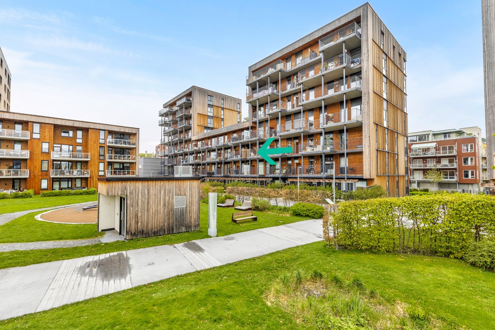 Fasadebilde. Leiligheten har en svært god beliggenhet i byggets 3. etasje. Som eier av Ladebekken 7 C vil du bli en del av sameiet Ladebekken 7. Sameiet innehar totalt 60 seksjoner. Galleribilde