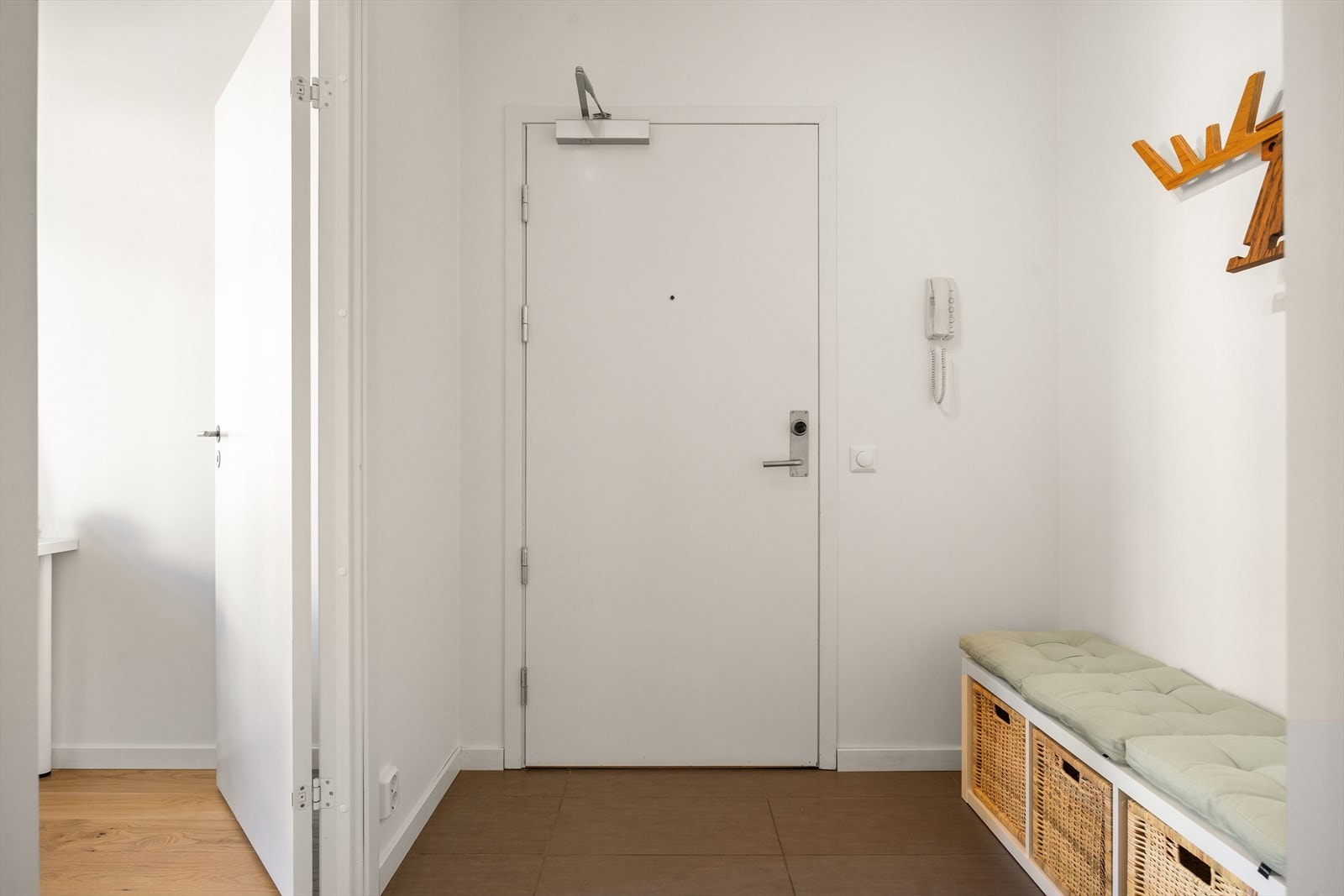 Leiligheten har en innbydende entré som skaper et umiddelbart godt førsteinntrykk. Galleribilde