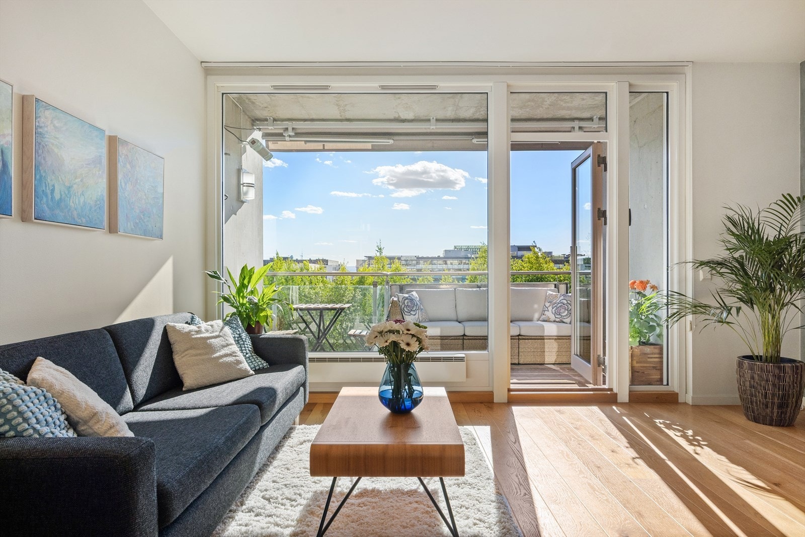 Stuen oppleves som lys og luftig, med store vindusflater som slipper inn rikelig med dagslys. Den generøse takhøyden på 2,65 meter forsterker den åpne og romslige atmosfæren. Galleribilde