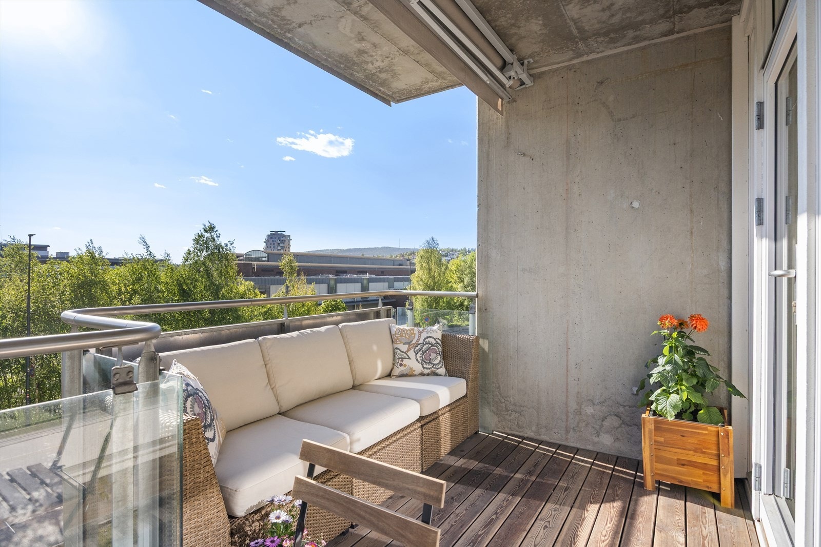 Her kan du enkelt skape en koselig uteoase med utemøbler, beplantning og en gassgrill. Galleribilde