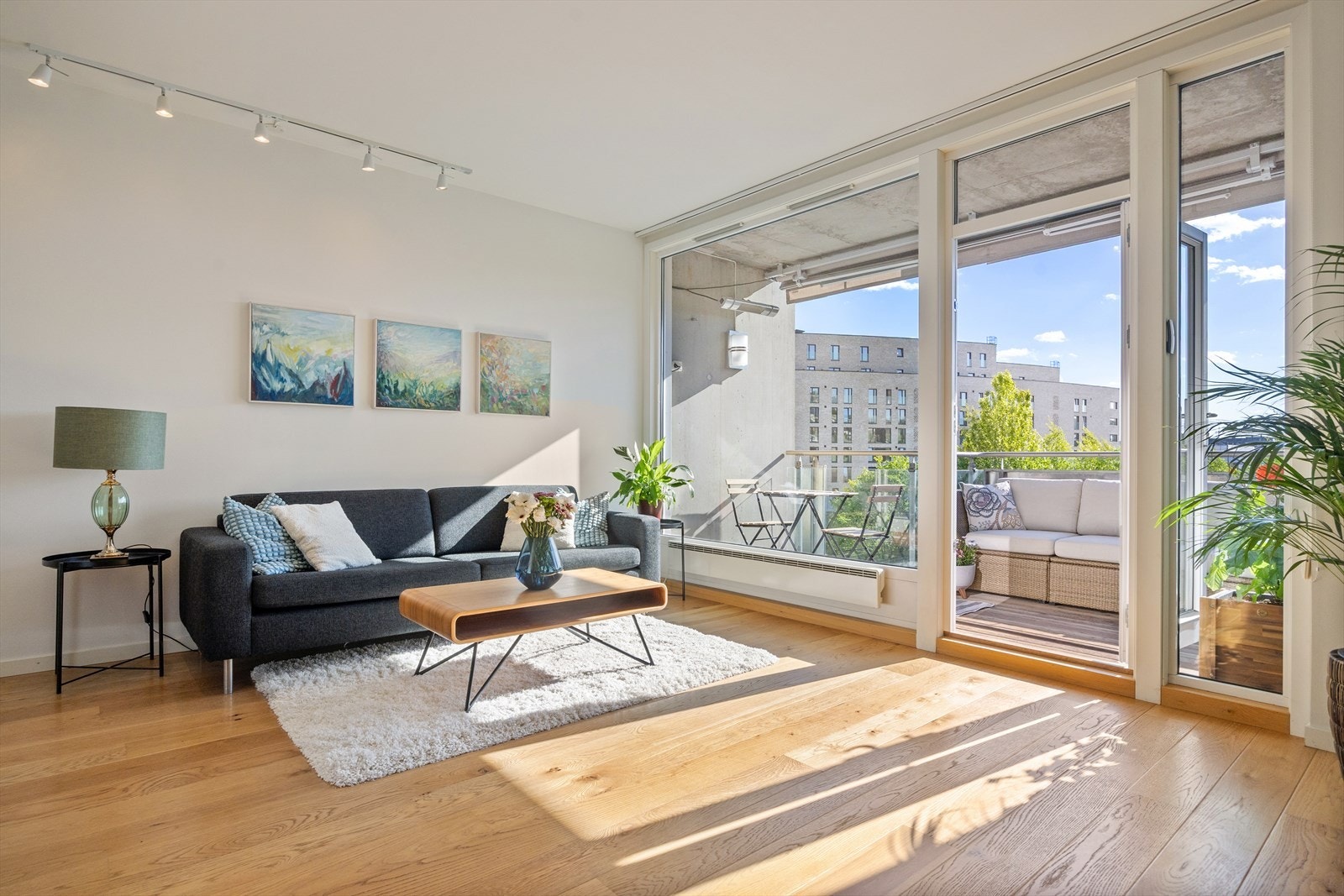 Gulvet er belagt med pen parkett, og veggflatene er malt i delikate, moderne fargetoner - et innbydende utgangspunkt for å sette ditt personlige preg på hjemmet. Galleribilde