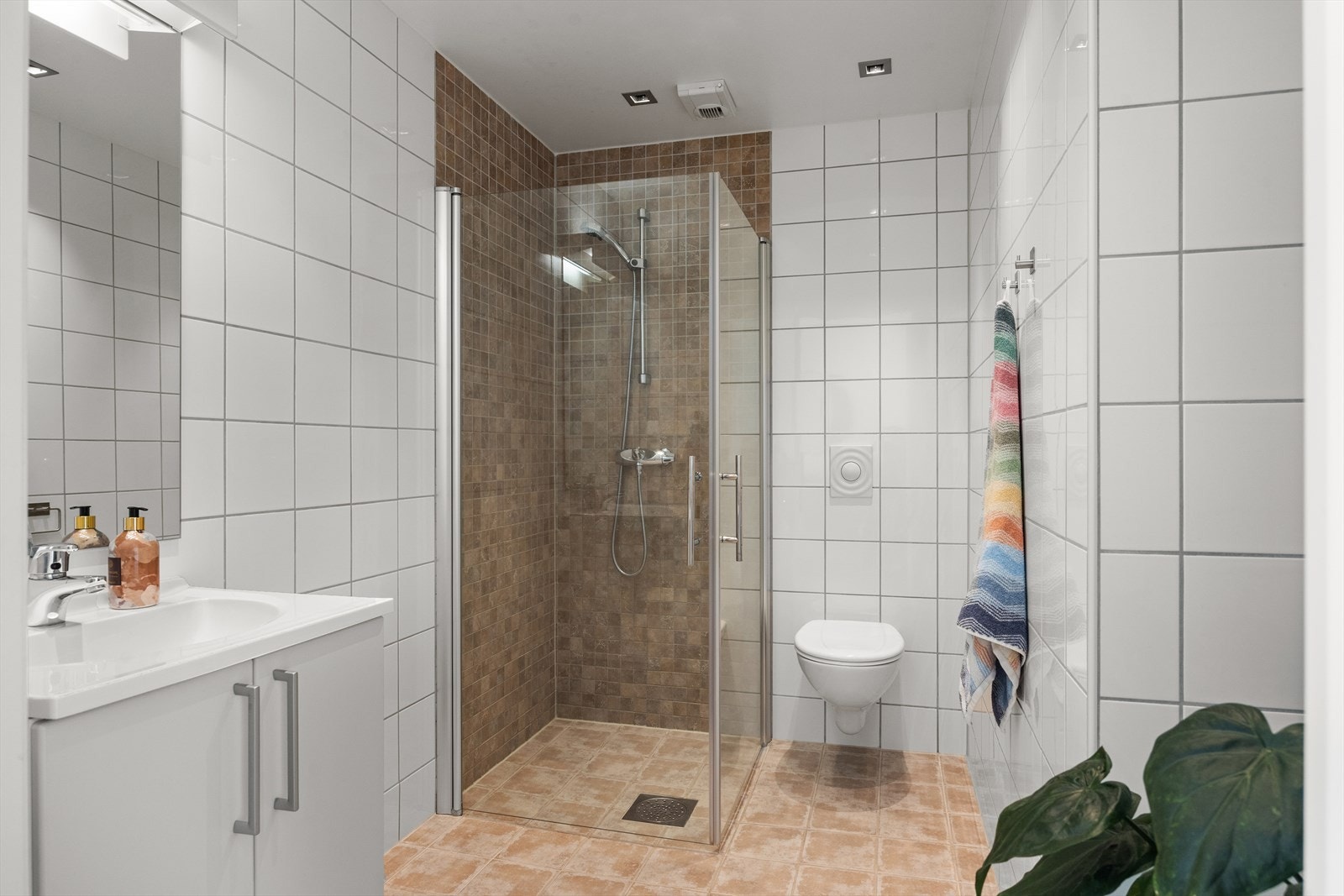 Pent, flislagt baderom med gulvvarme og downlights i himlingen. Opplegg for både vaskemaskin og tørketrommel er også tilgjengelig. Galleribilde