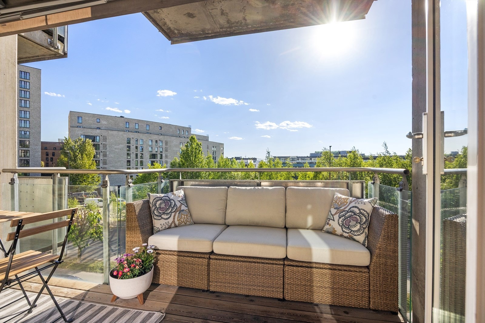 Velkommen til Gunnar Schjelderups vei 11C! Dette er en moderne og lys 3-roms i 3. etasje med heis, sentralt beliggende midt i hjertet av Nydalen. Galleribilde