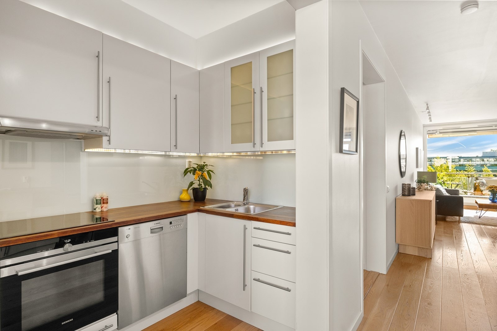 Kjøkkenet er utstyrt med integrert induksjonstopp, stekeovn og oppvaskmaskin i nisje. Galleribilde