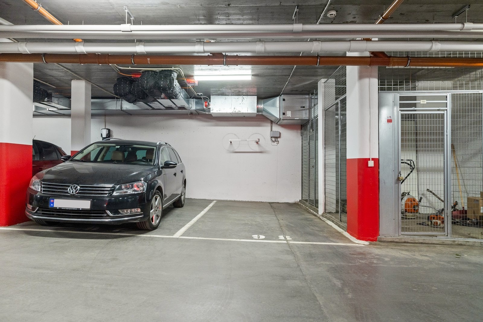 Det er mulighet for kjøp av garasjeplass i lukket garasjeanlegg for kr 350 000. Det er mulig å montere elbillader. Sameiet har en avtale med Wattif, og beboere bestiller montering direkte via leverandøren. Galleribilde