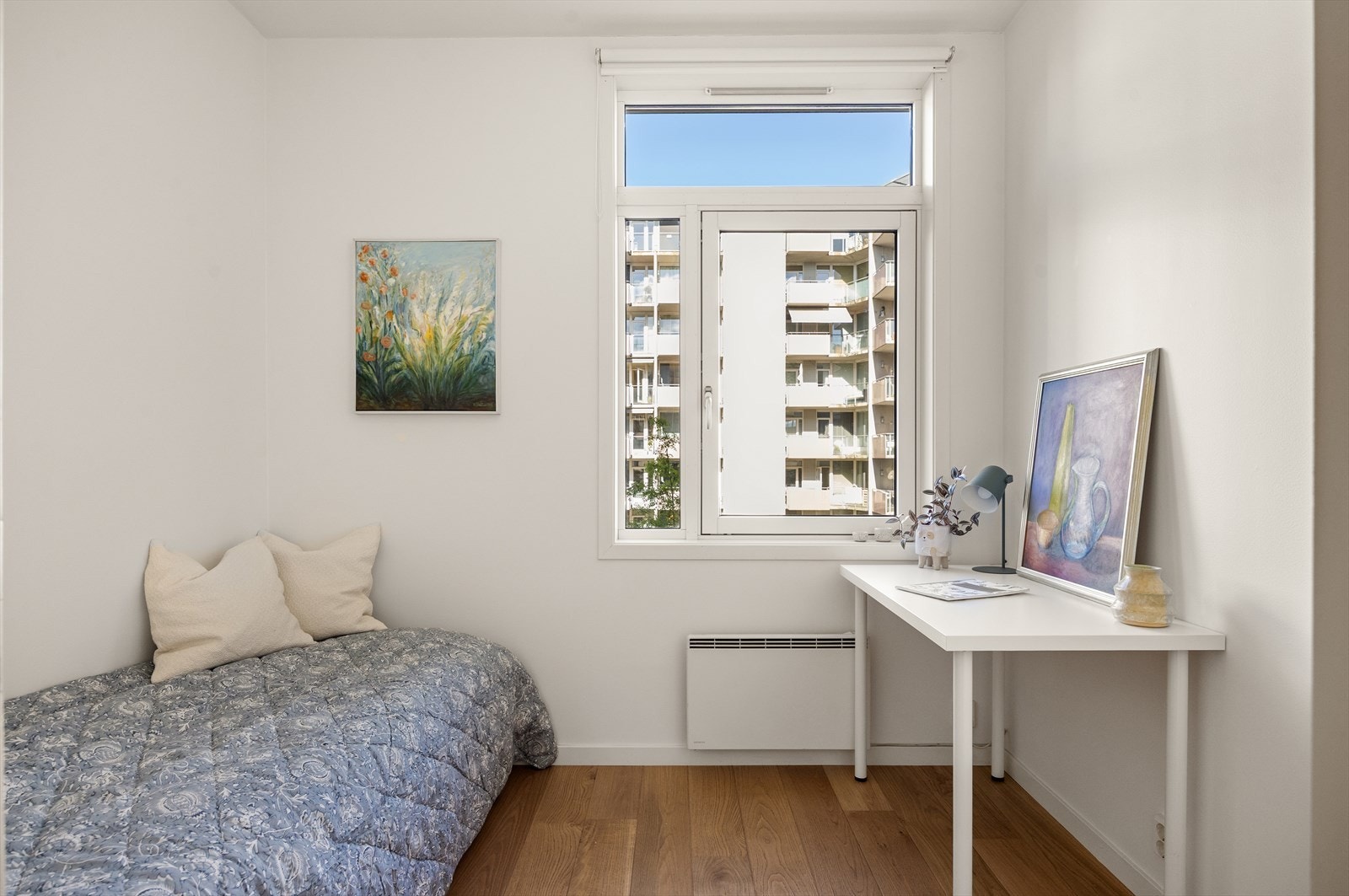 Soverom 2 er også romslig og har plass til både seng og øvrige møbler. Det er et allsidig rom som passer perfekt som barnerom, gjesterom eller hjemmekontor, tilpasset dine behov. Galleribilde