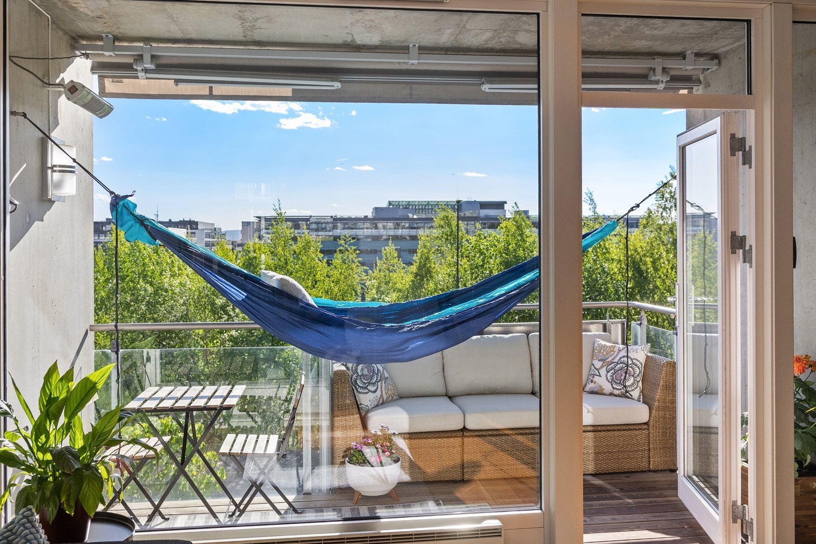 Boltene for hengekøye på balkongen er solid festet i betong og gir trygg og stabil opphengsmulighet. Galleribilde