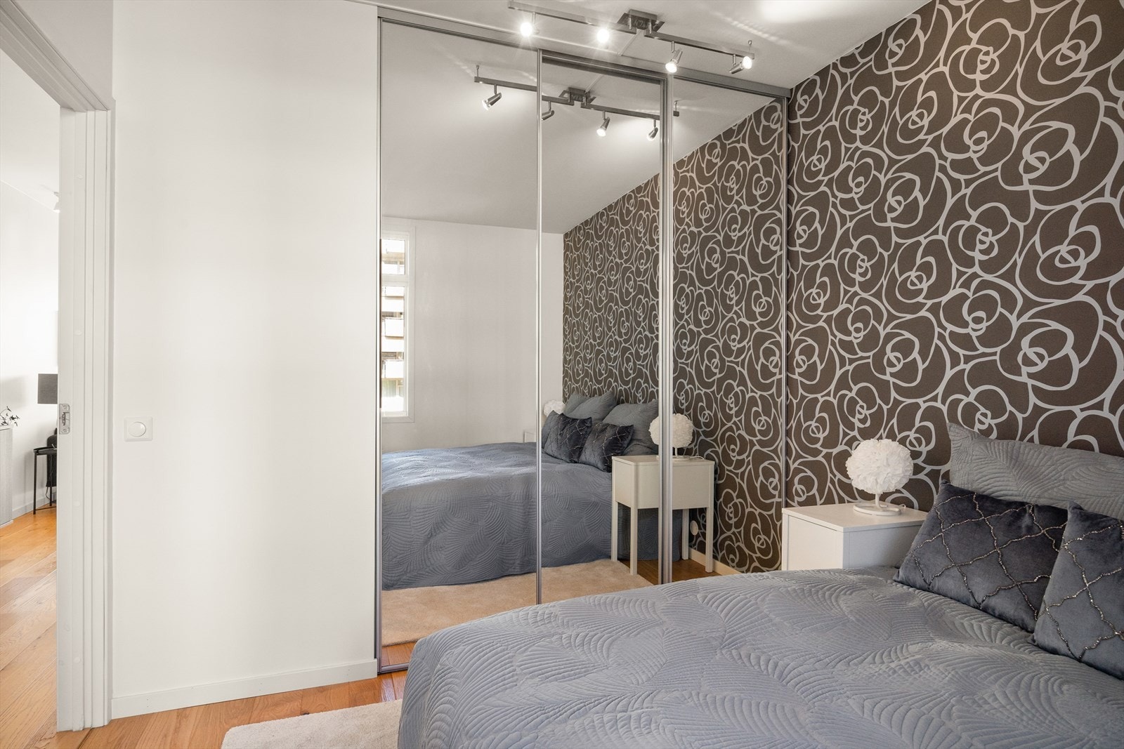 Rommet tilbyr også rikelig med oppbevaringsplass i en romslig skyvedørsgarderobe som strekker seg fra tak til gulv, og utnytter den generøse takhøyden på 2,65 meter optimalt. Galleribilde