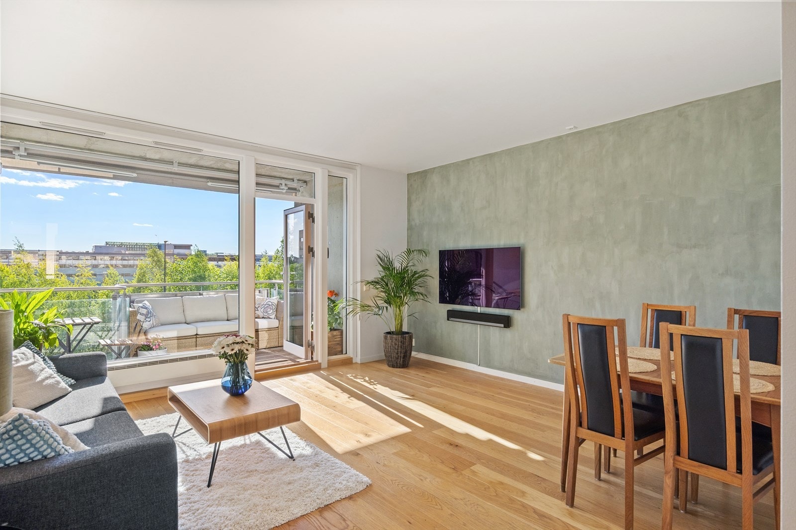 Planløsningen gir gode møbleringsmuligheter med plass til både sofagruppe, spisebord og TV-møbler. Galleribilde