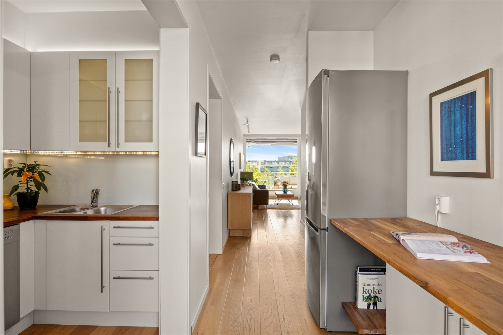 Det er montert lyslist under overskap for ekstra arbeidslys, samt glassplate mellom benk og overskap som både beskytter og gir et stilrent uttrykk. Galleribilde