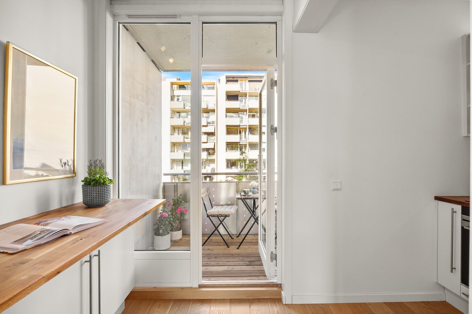 Fra kjøkkenet er det utgang til en hyggelig balkong på ca. 3,6 m². Galleribilde