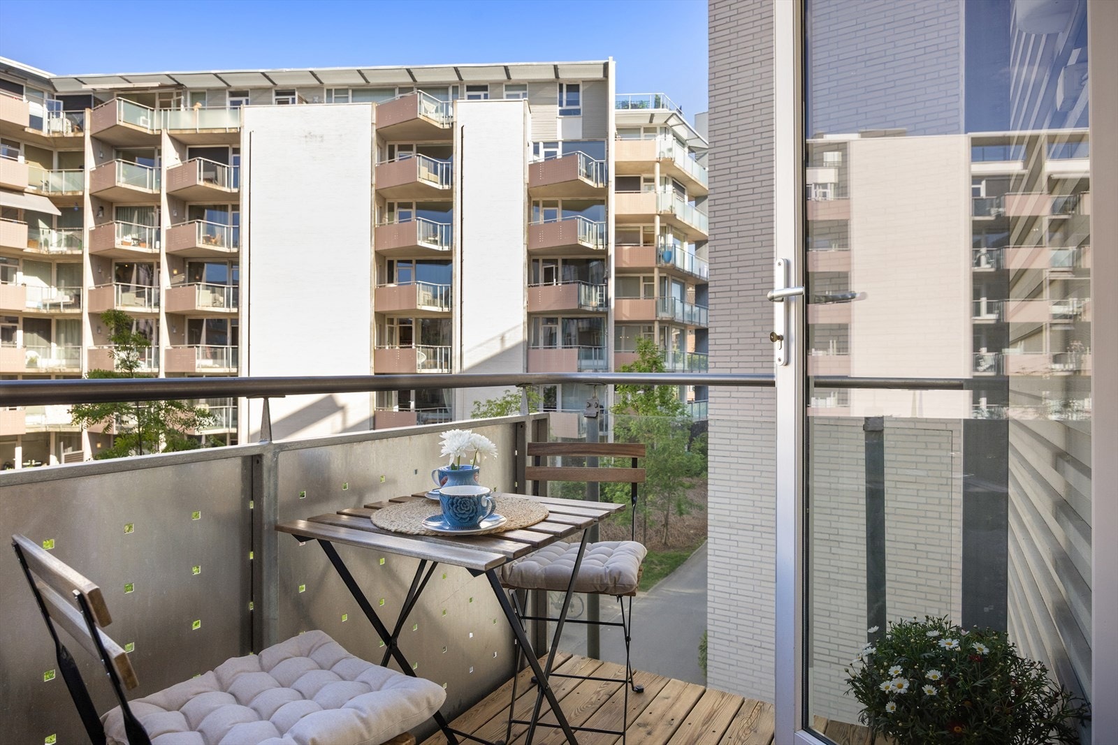 Balkongen vender ut mot rolig gårdsrom. Galleribilde