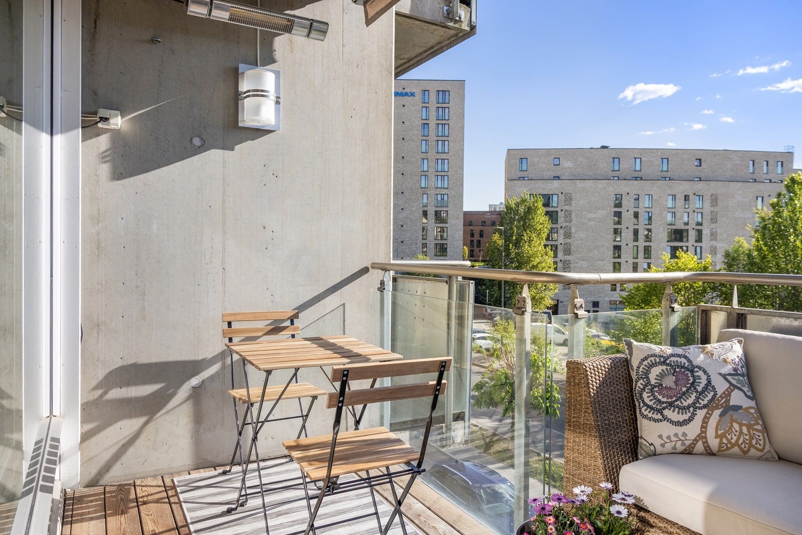 I vår- og sommerhalvåret blir balkongen en naturlig forlengelse av stuen, perfekt for hyggelige stunder med familie og venner. Galleribilde