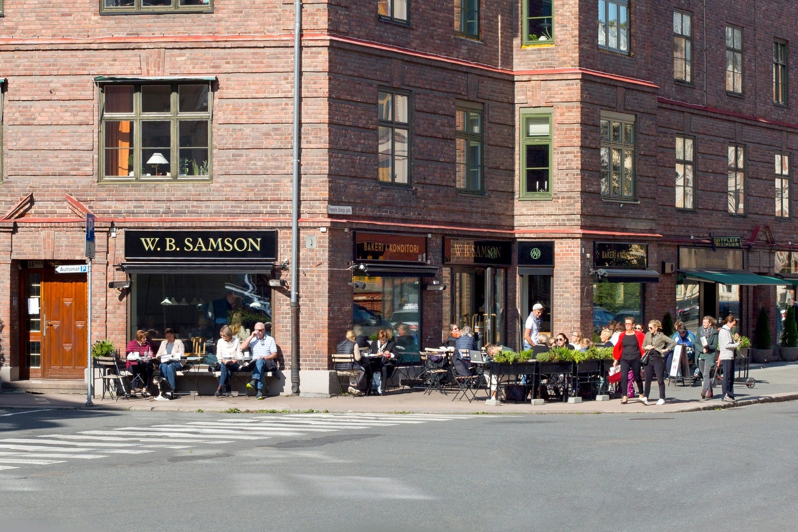 Flere kaféer like ved leiligheten som blant annet W.B. Samson, kaffebrenneriet m.fl. Galleribilde